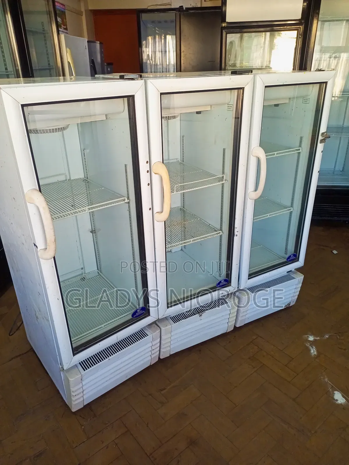 Medium Chiller White in Colour