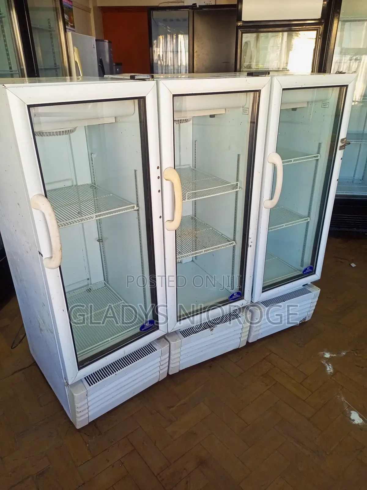 Medium Chiller White in Colour