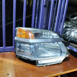 Toyota Voxy 2002/2003 Non Xenon Head Lamp. Clean Ex Japan