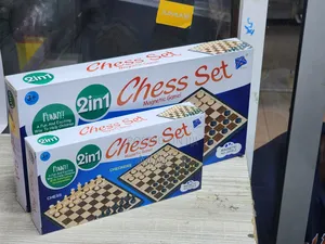 2-in-1 Chess Draughts Set
(Also Known as Checkers)
