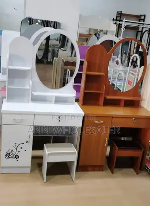 Dressing Table With a Chair , Mirror and Wordrobes Ds/7