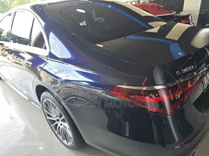 Mercedes-Benz E300 2019 Blue