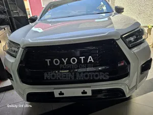 Toyota Hilux 2022 White