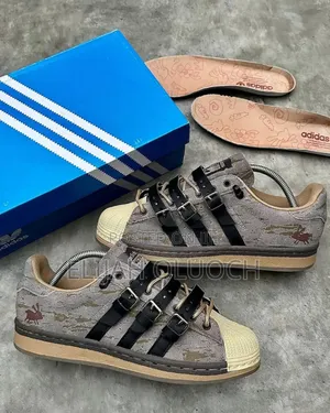 Adidas Superstar Originals Rabbit Hole
Size 40-45