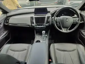 Toyota Crown 2018 Silver