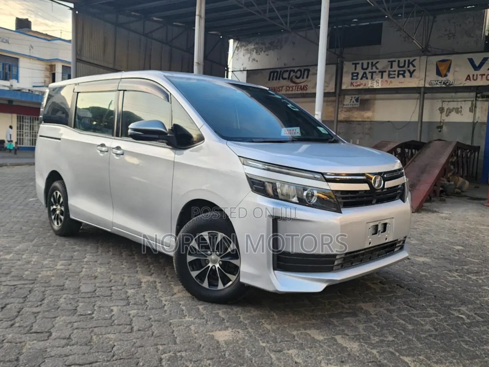 Toyota Voxy 2015 Silver