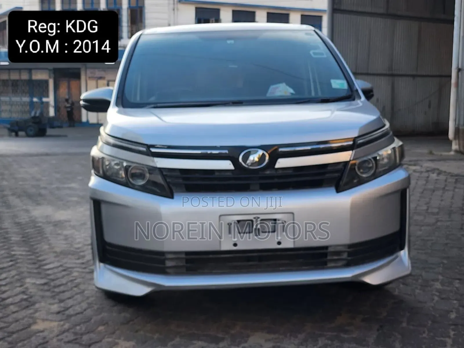 Toyota Voxy 2015 Silver