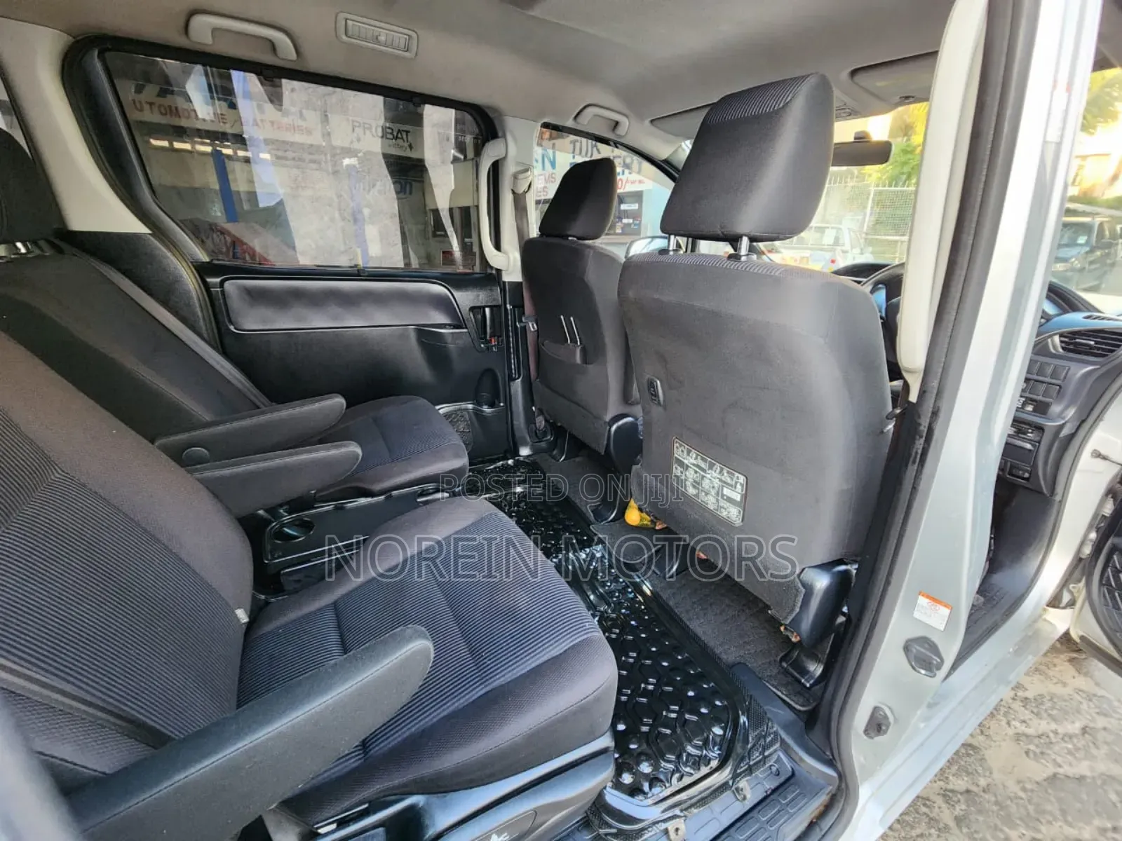 Toyota Voxy 2015 Silver