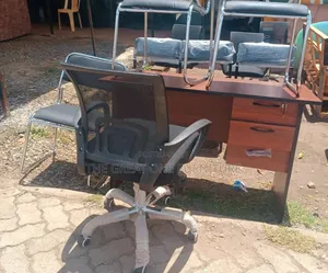 1m Lockable Office Desk With Swivel Mesh Office Chair Jg6