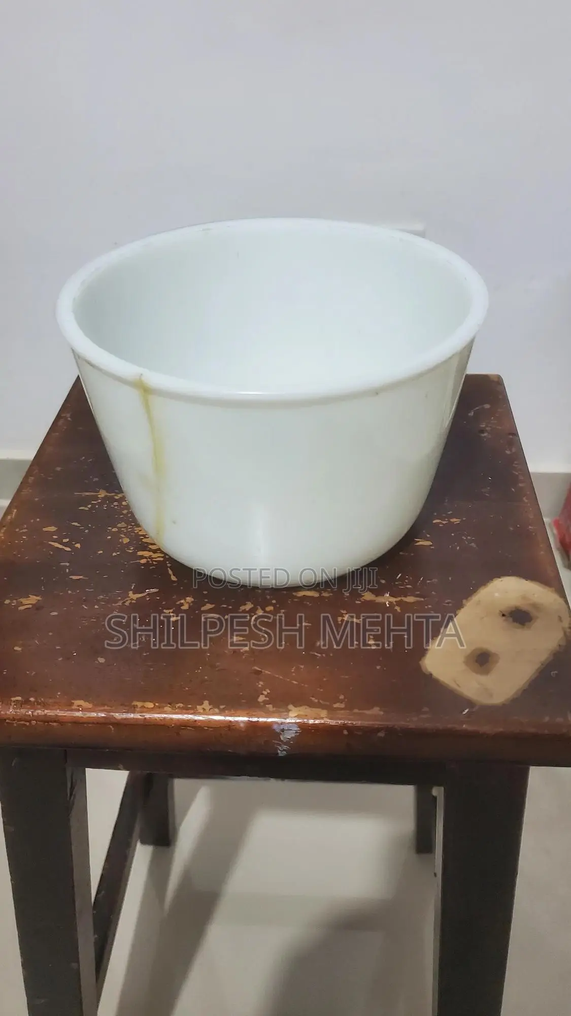 White Curry Serving Bowl. (Cracked)