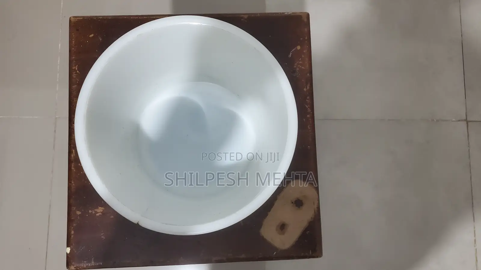 White Curry Serving Bowl. (Cracked)