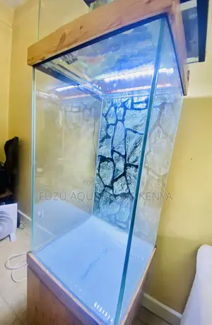 Majestic Tower Aquarium – Complete With Fish Food