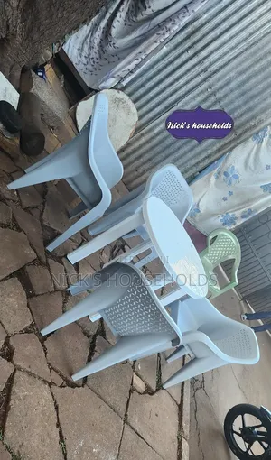 4 Skyplast Plastic Chairs With a Round Plastic Table Set