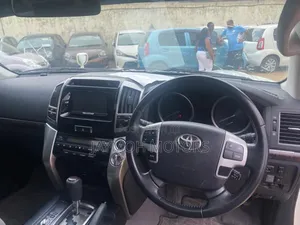 Toyota Land Cruiser 2016 White