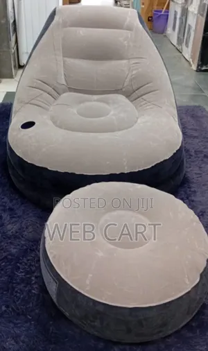 Inflatable Seat With Free Pump