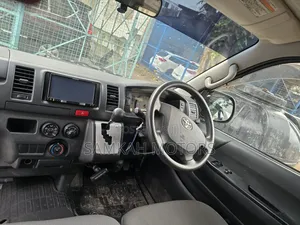 Toyota HiAce 2016 Silver