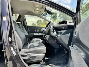 Toyota Sienta 2018 Purple