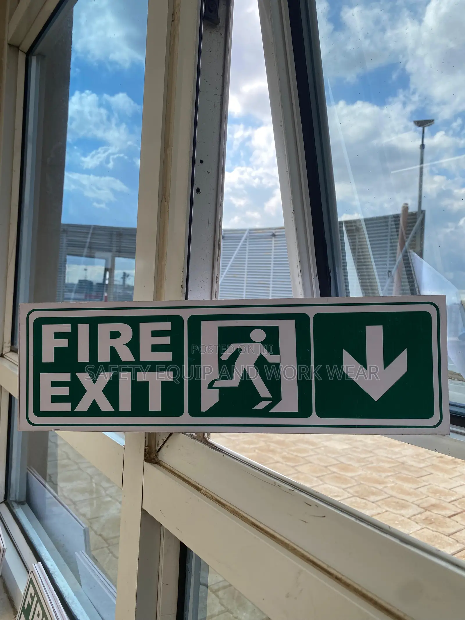 Fire Exit Left Arrow – Bold Design For Fast Visual