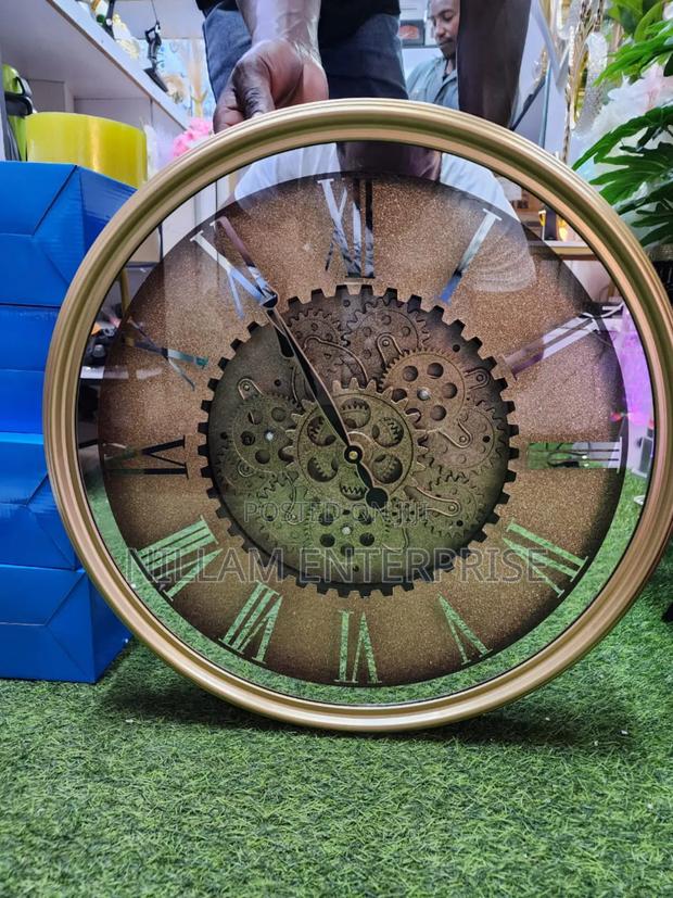 Luxurious Vintage Wall Clock With Rotating Gears - thumbnail 2
