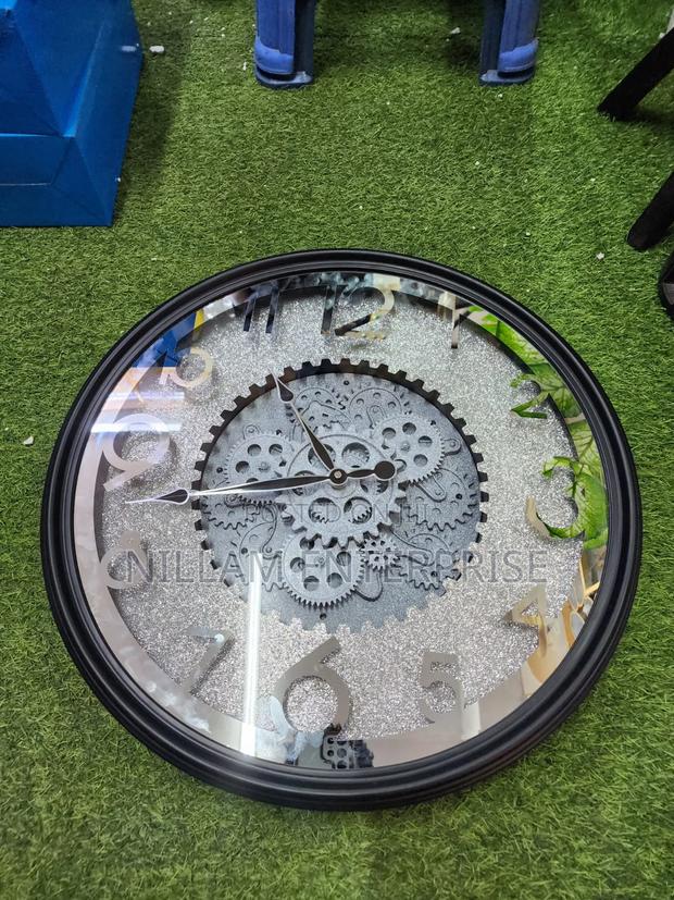 Luxurious Vintage Wall Clock With Rotating Gears - thumbnail 3
