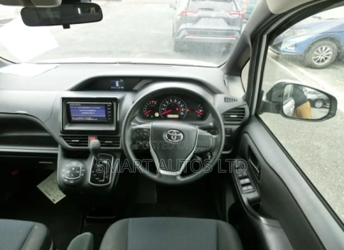 Toyota Voxy 2019 Silver