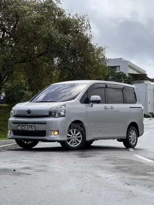 Toyota Voxy 2013 Silver