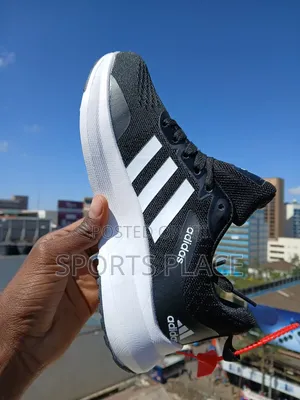 On Sale Latest Black and White Gym/Running Sportshoes