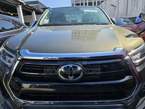 Toyota Hilux 2023 Brown