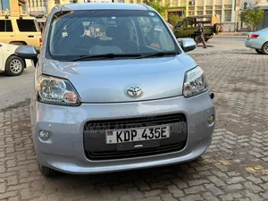 Toyota Porte 2017 Blue