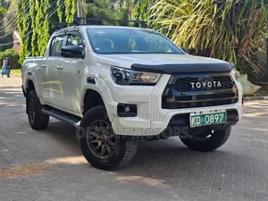 Toyota Hilux 2022 White