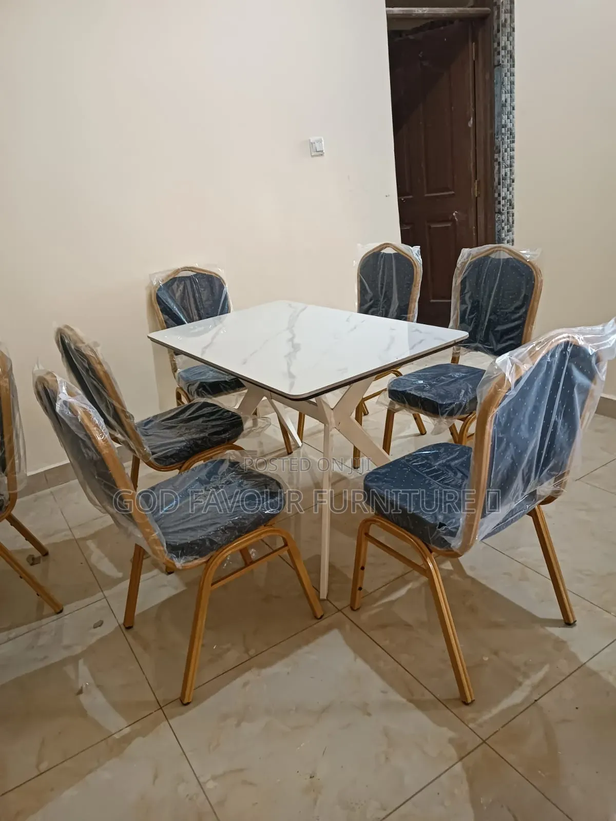 Generic White Dining Table/Hotel Table Plus 6 Chairs Yb8j