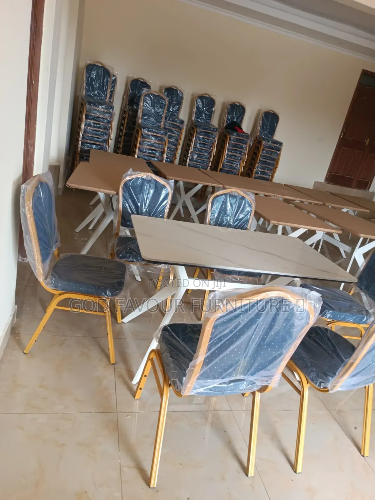 Elegant White Dining Table/Hotel Table Plus 6 Dining Chair K