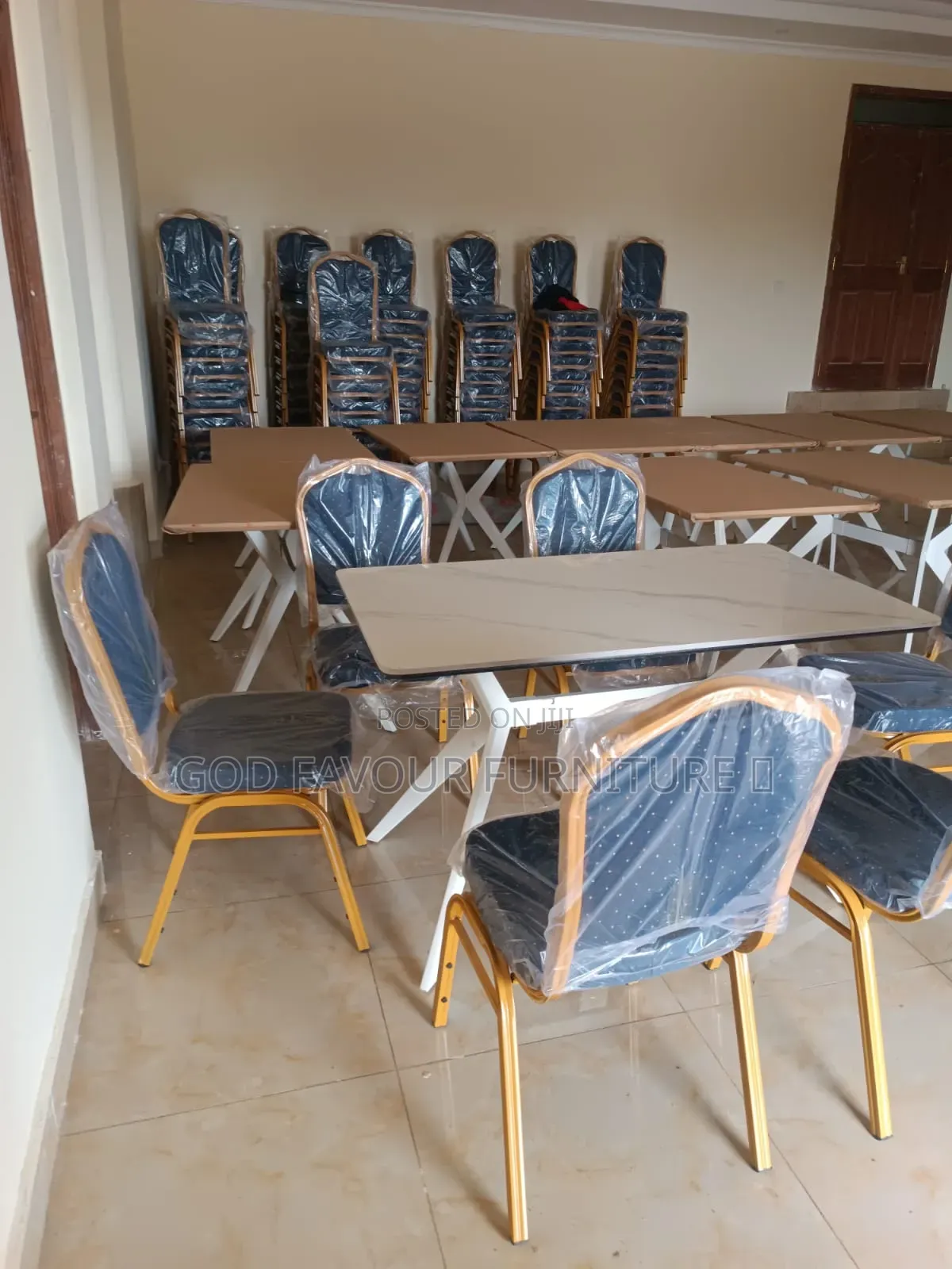 Vintage White Dining Table/Hotel Table Plus 6 Comfy Chairs 4