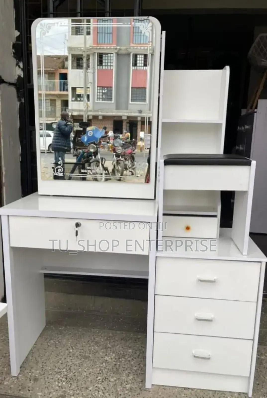 Executive Big Dressing Table With Sliding Mirror