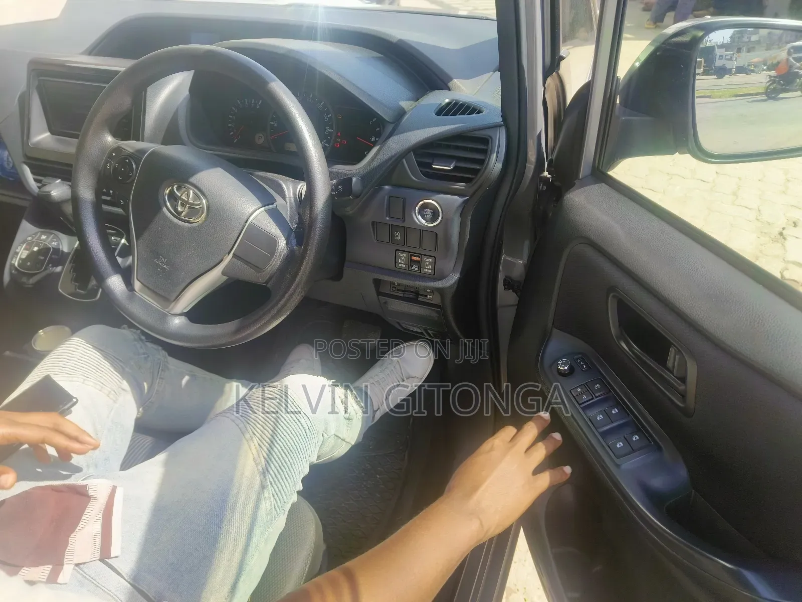 Toyota Noah 2017 Silver