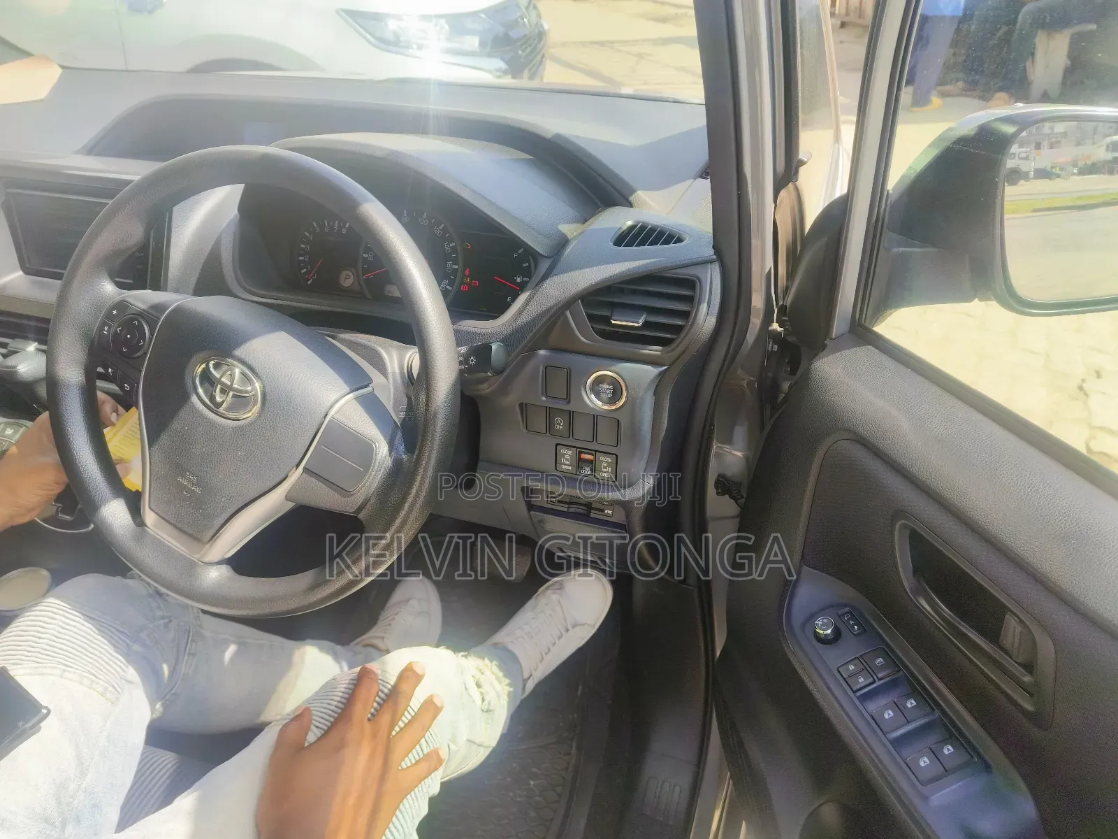 Toyota Noah 2017 Silver