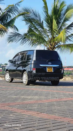 Toyota ISIS 2013 Black