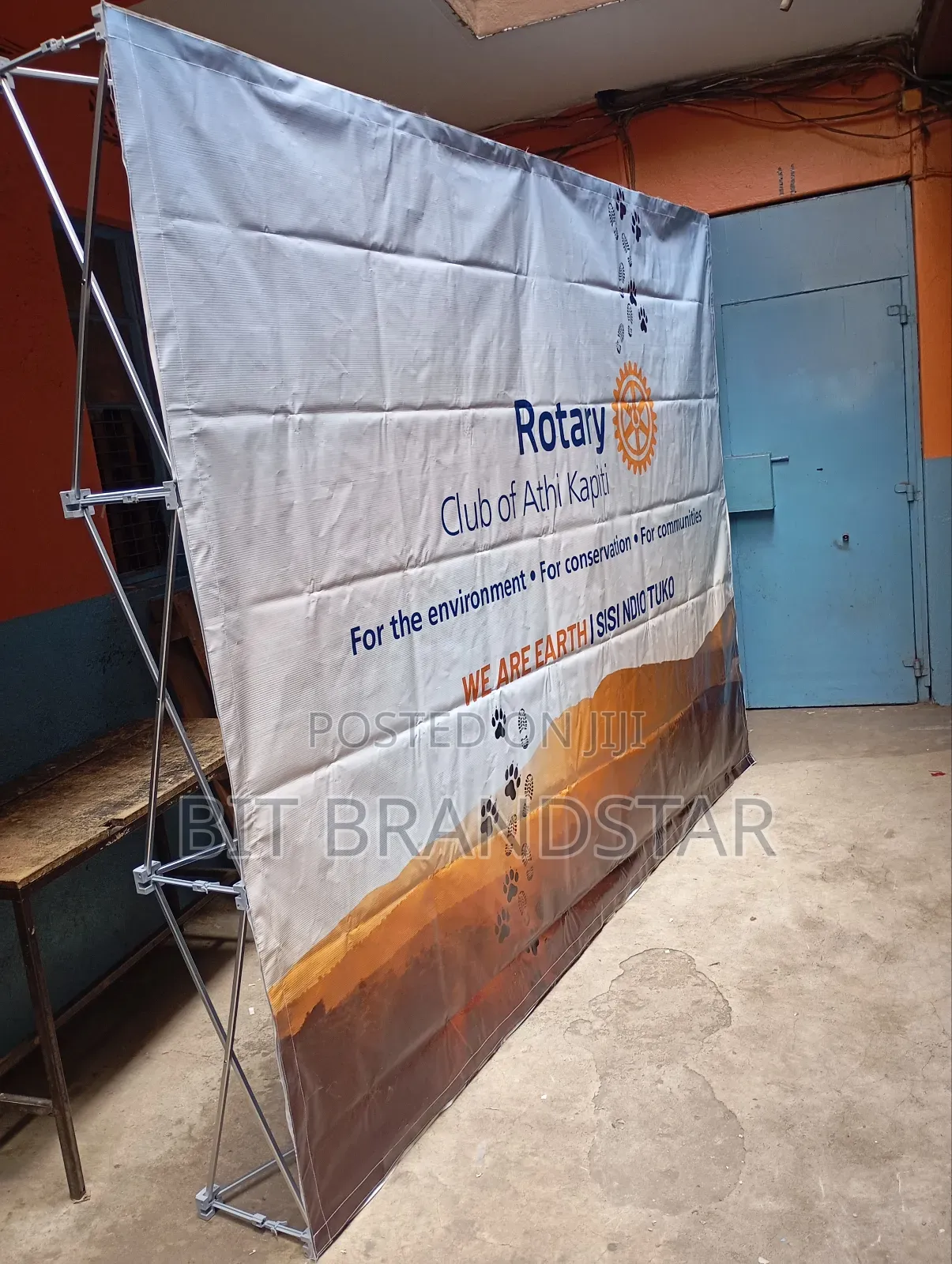 Media Banner Stand