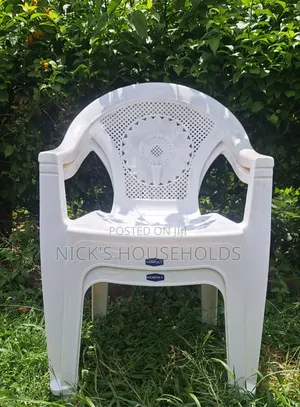 2014 White Plastic Chairs