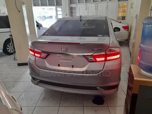 Honda Grace 2018 Silver
