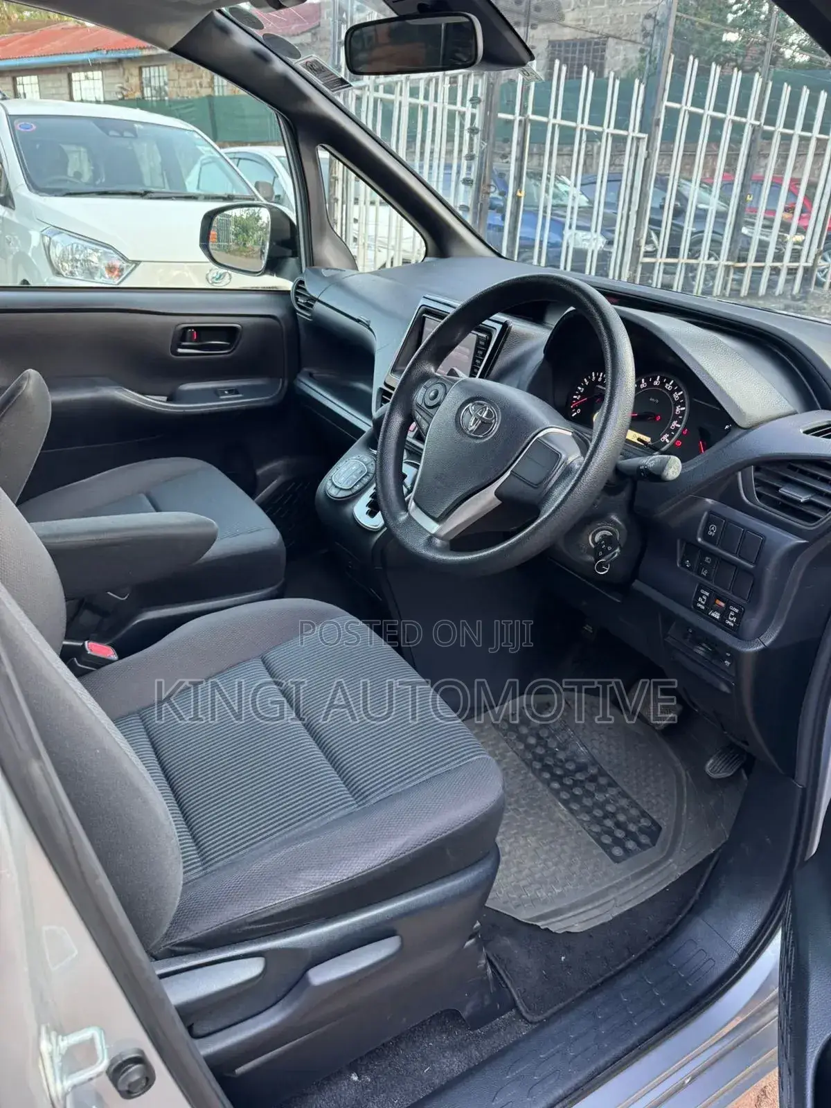 Toyota Noah 2019 Silver