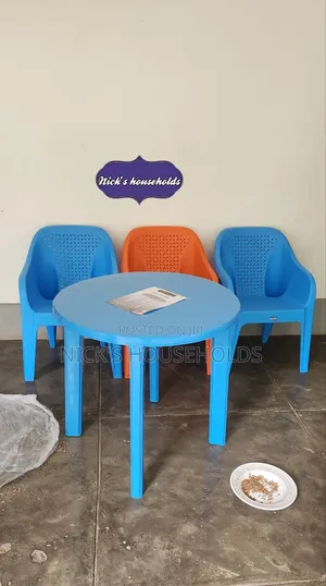 Hotel Round Plastic Table With Triple Plastic Chairs Set
