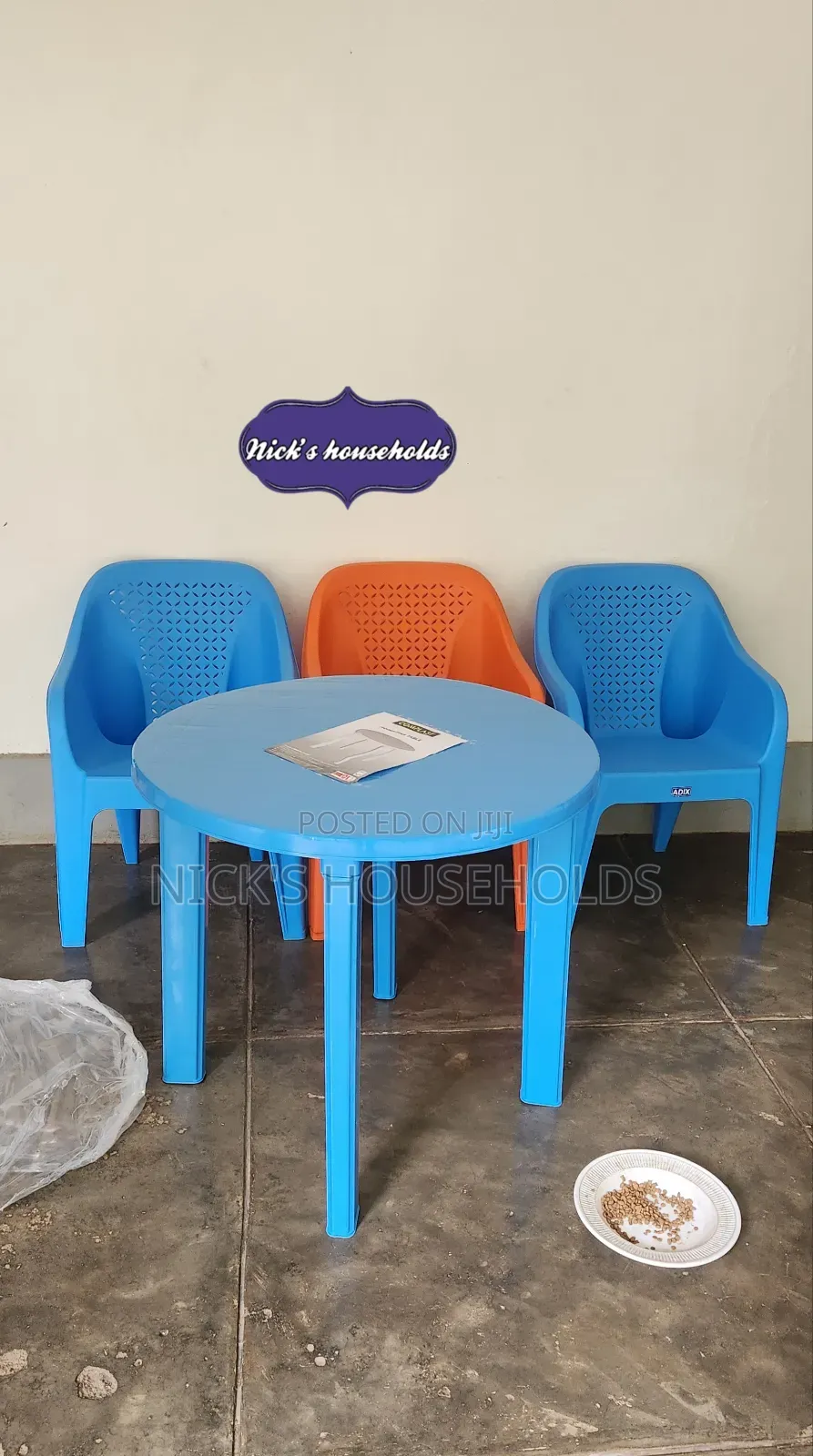 Hotel Round Plastic Table With Triple Plastic Chairs Set
