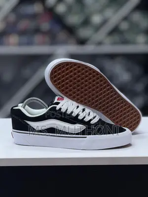 Black / White Vans