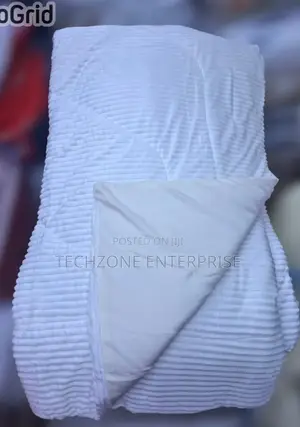 *White Quality Single Velvet Woollen Duvets*
Size: 6×6 