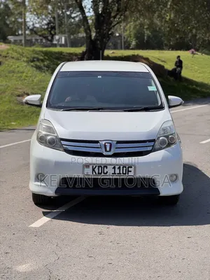 Toyota ISIS 2015 White