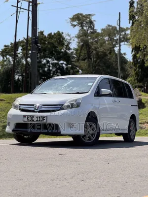 Toyota ISIS 2015 White