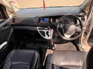 Toyota ISIS 2015 White