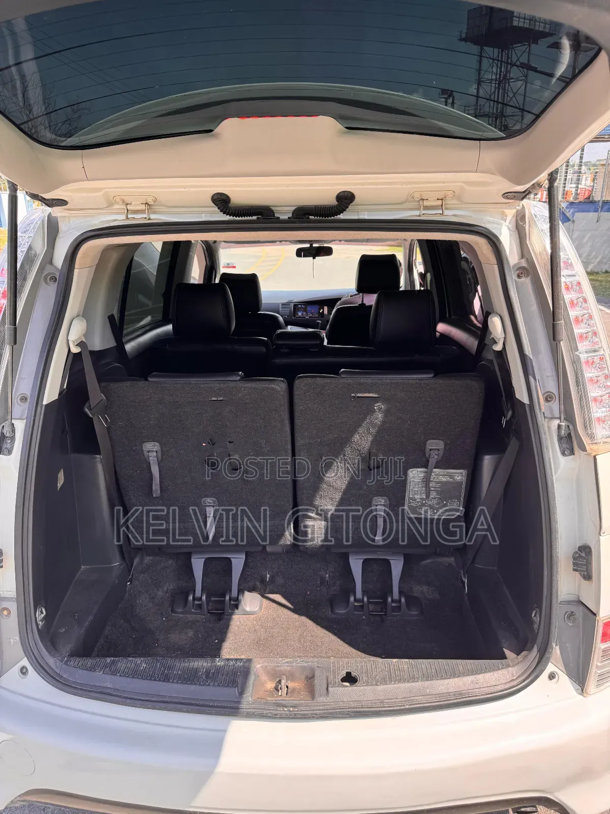 Toyota ISIS 2015 White