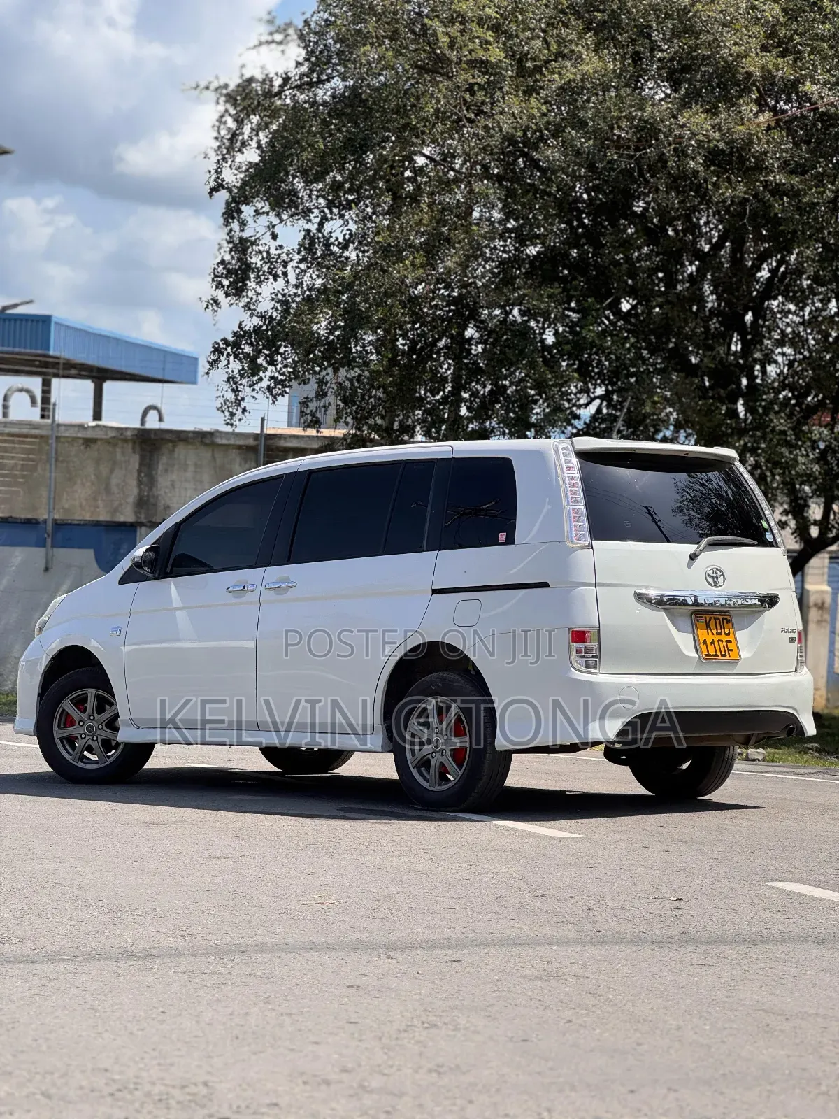 Toyota ISIS 2015 White